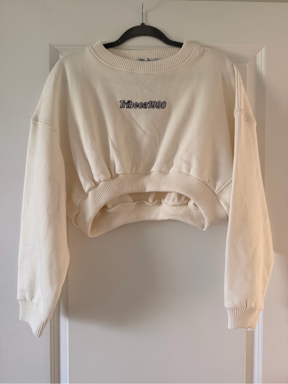 Zara Women's Cream Cropped Sweatshirt